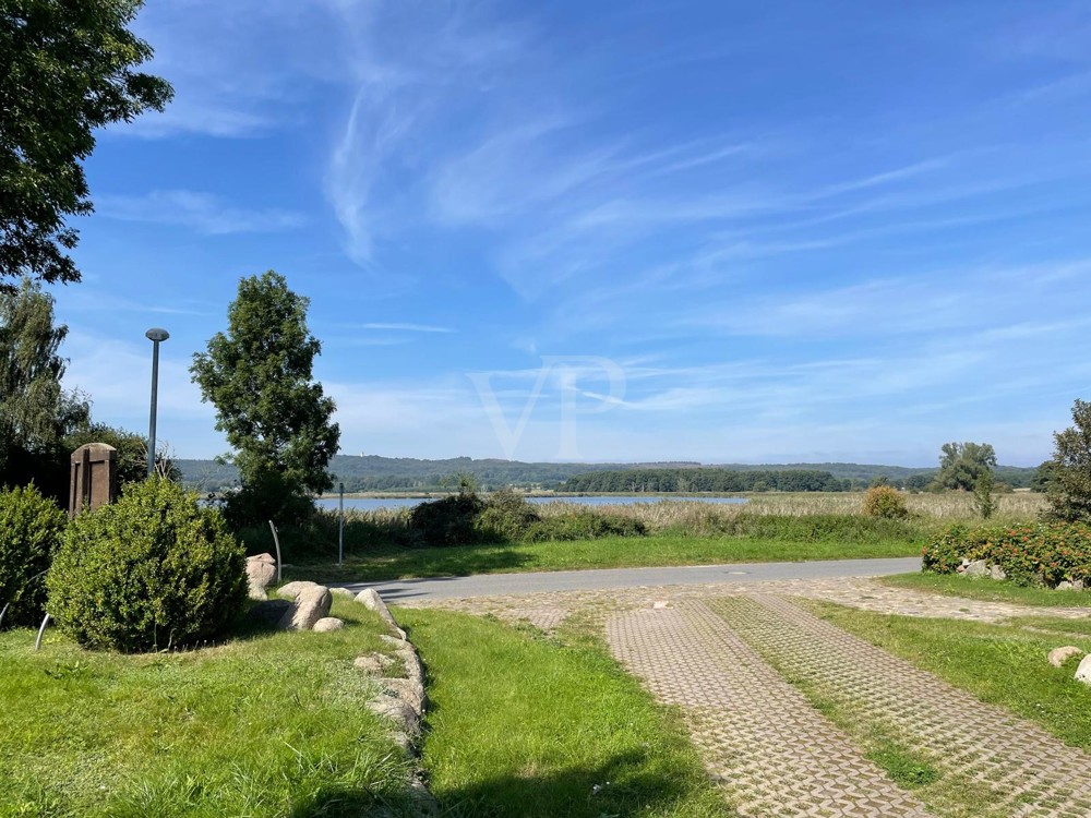 Ferienhaus in Neuensien mit 4 Wohnungen: Komfortable Ausstattung  und Seeblick