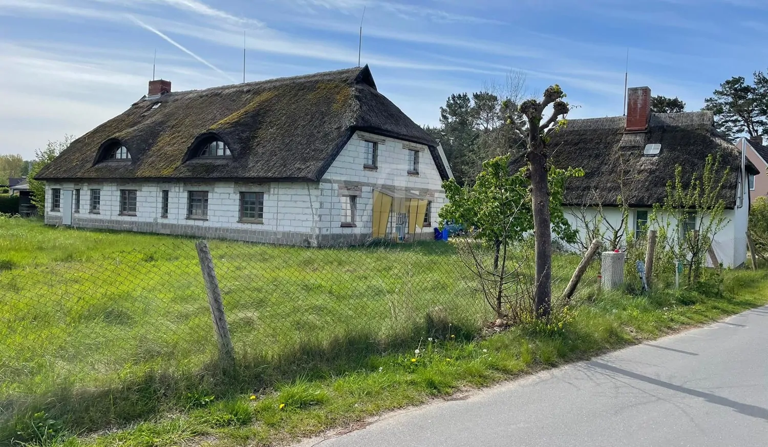 Wohnhaus und Apartmenthaus vor Sanierung