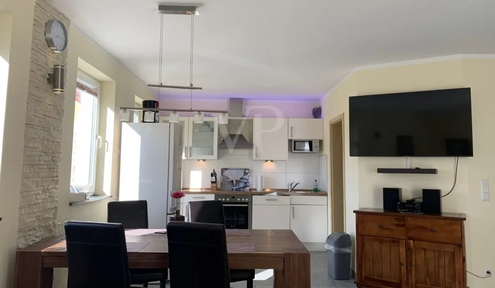 Haus A - Wohnbereich mit Blick in Küche