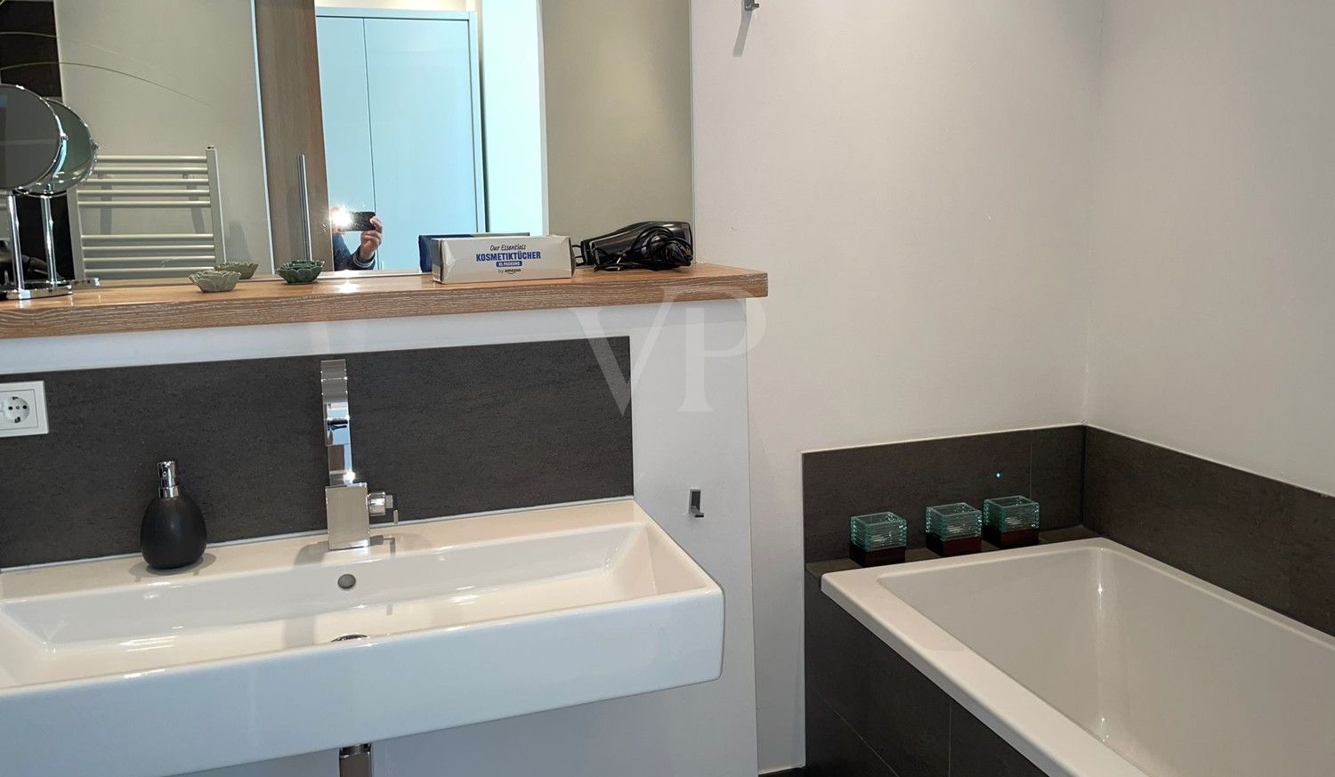 En-Suite-Badezimmer mit Wanne