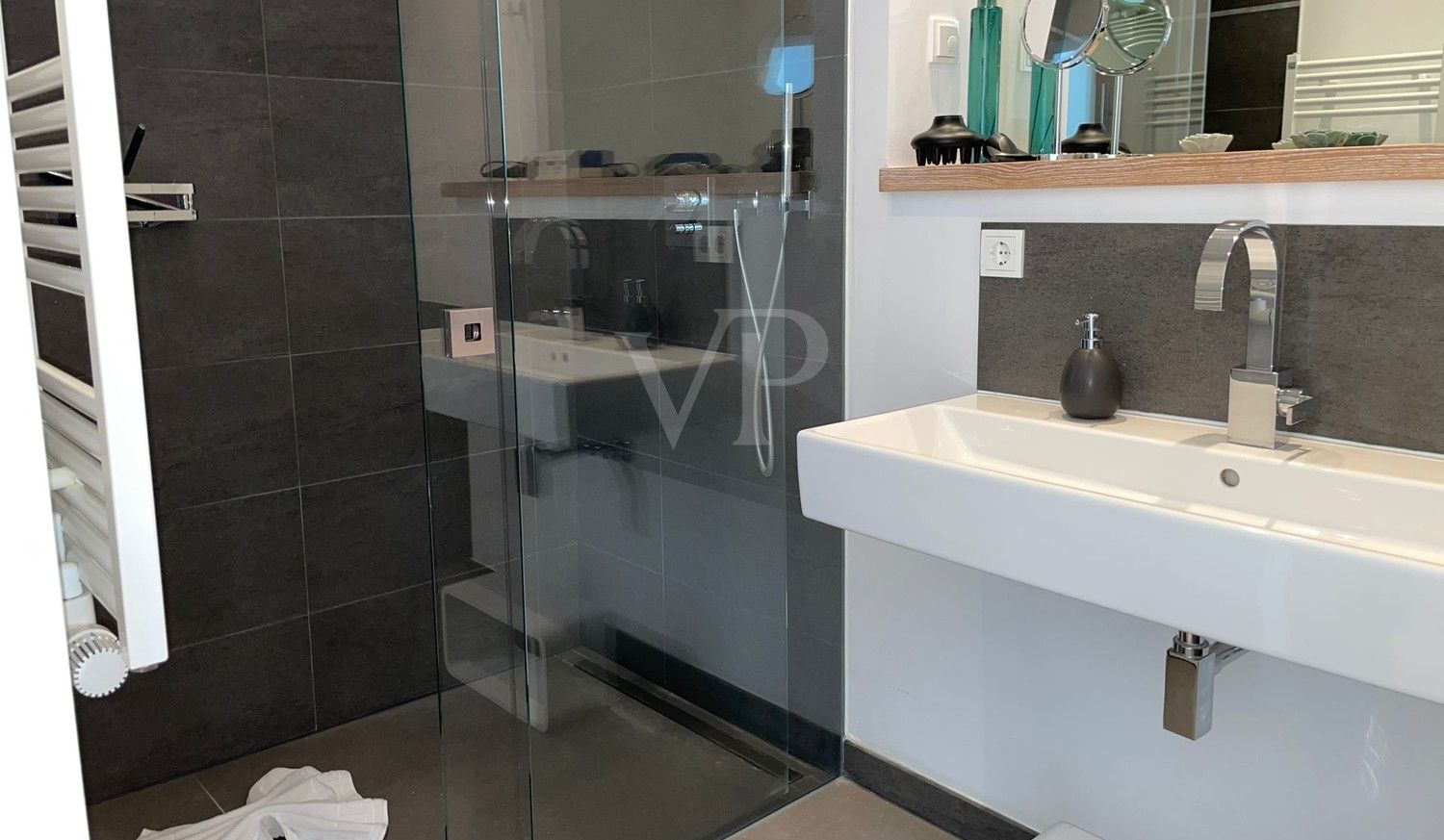 En-Suite-Badezimmer mit Dusche