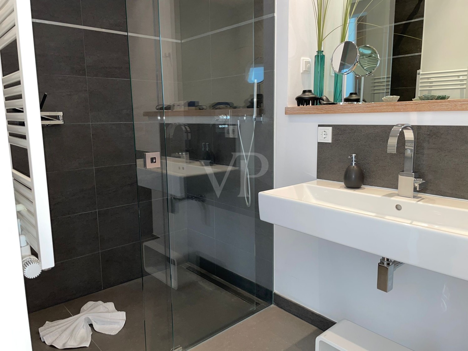 En-Suite-Badezimmer mit Dusche