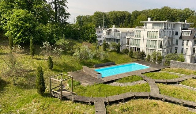 Gartenlandschaft mit Außenpool