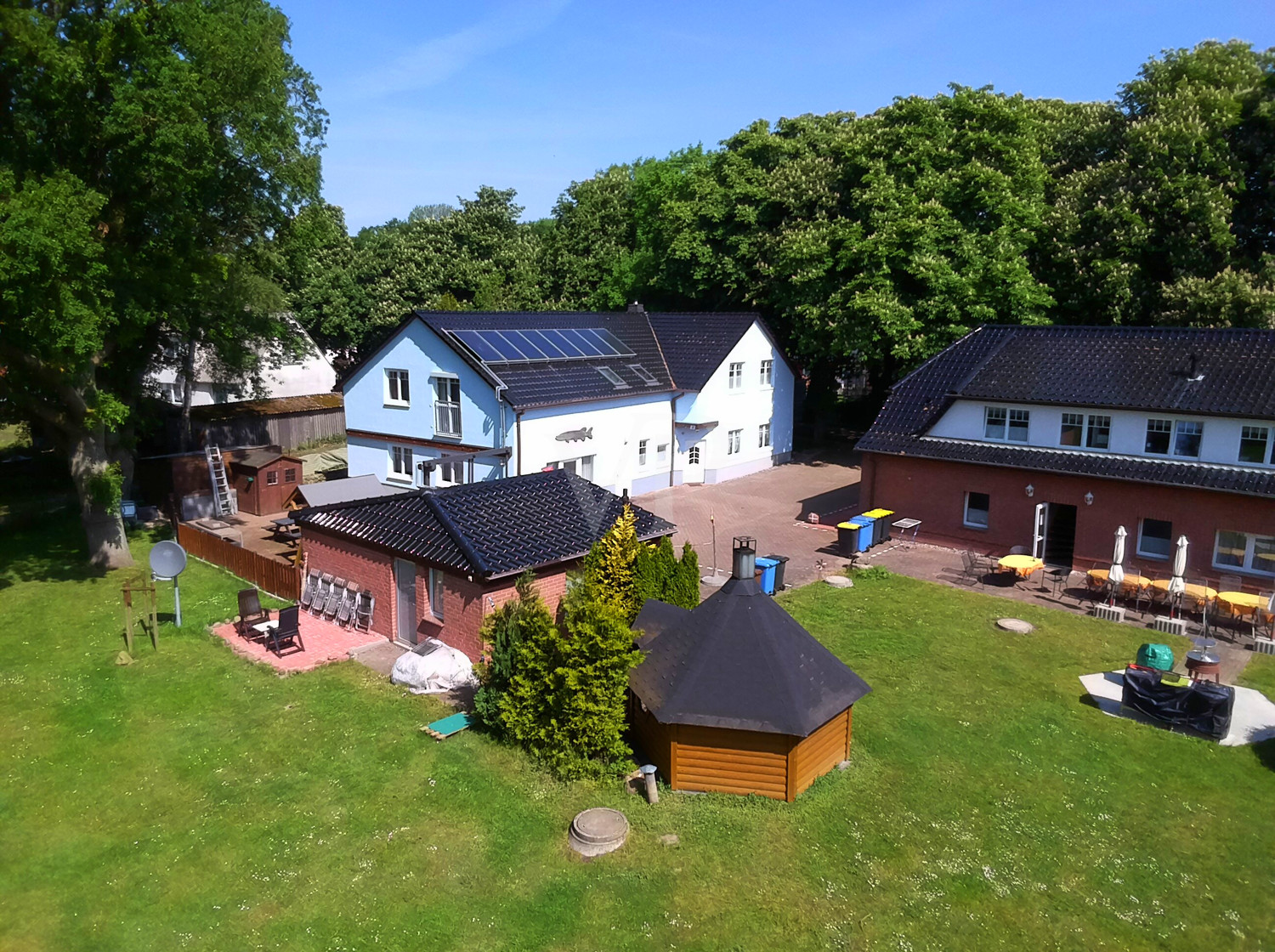 Sonniges Freizeitareal ca. 800 m vom Wasser mit 40 Betten