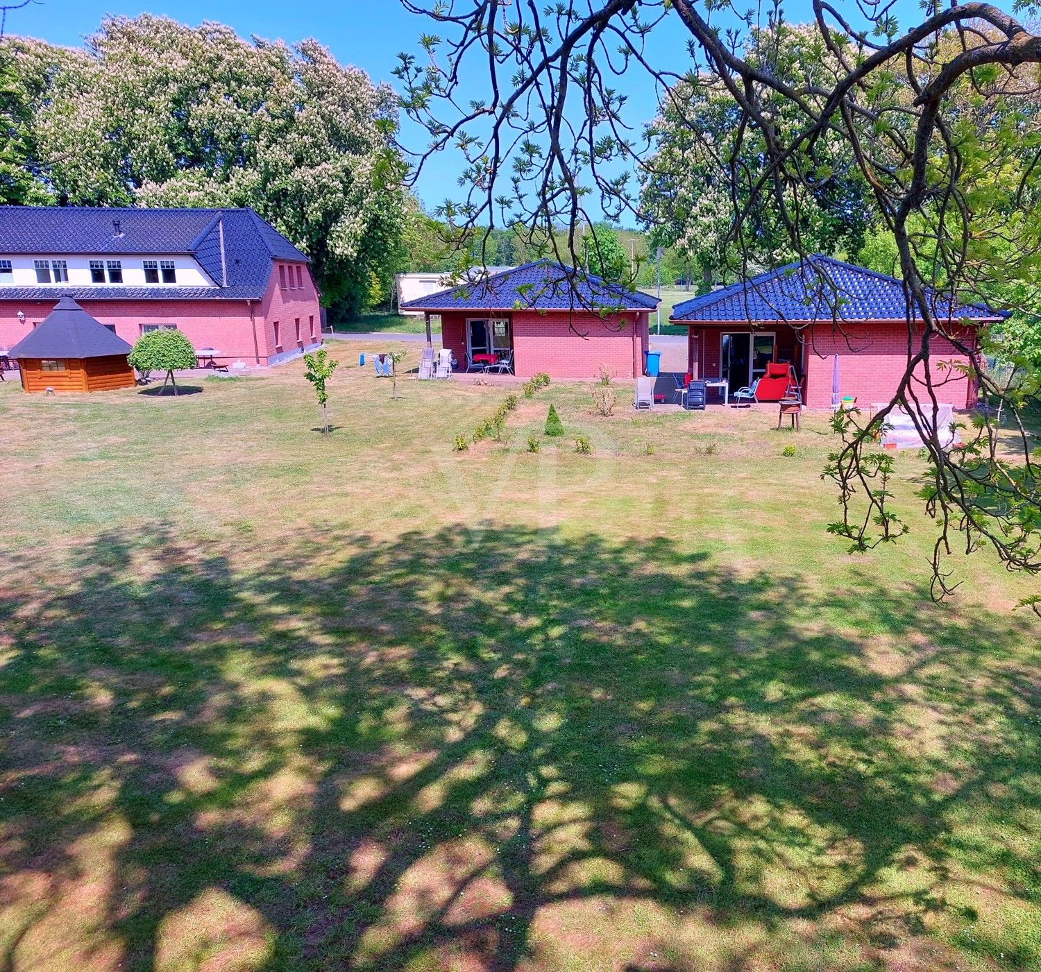 Haus Bodden (rot) links und Bungalows rechts