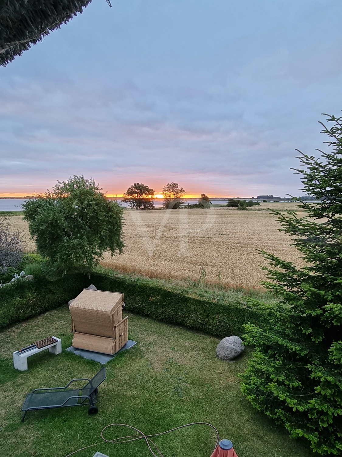 Zuhause mit Stil und Boddenblick: Galerie, Kamin, Terrasse und Garten