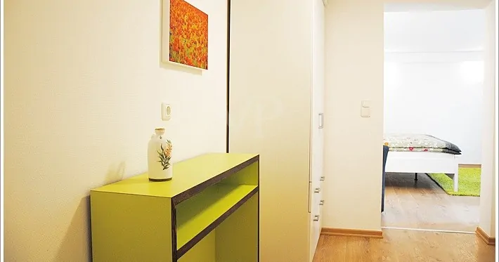 Wohnung 1 Flur und Blick in das Schlafzimmer