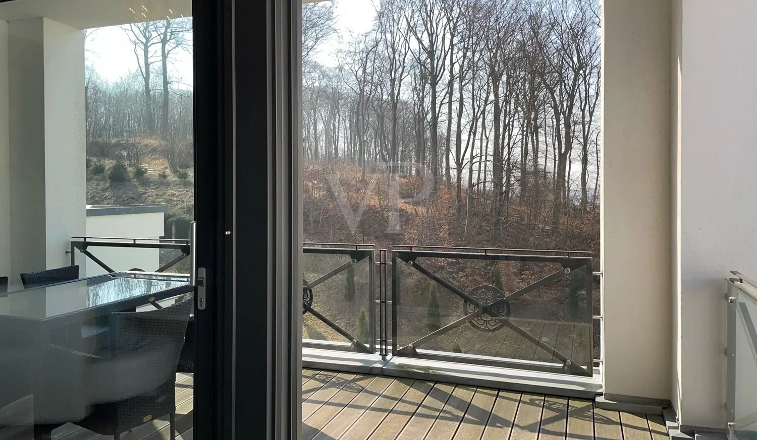 Blick vom Balkon in Garten mit Pool