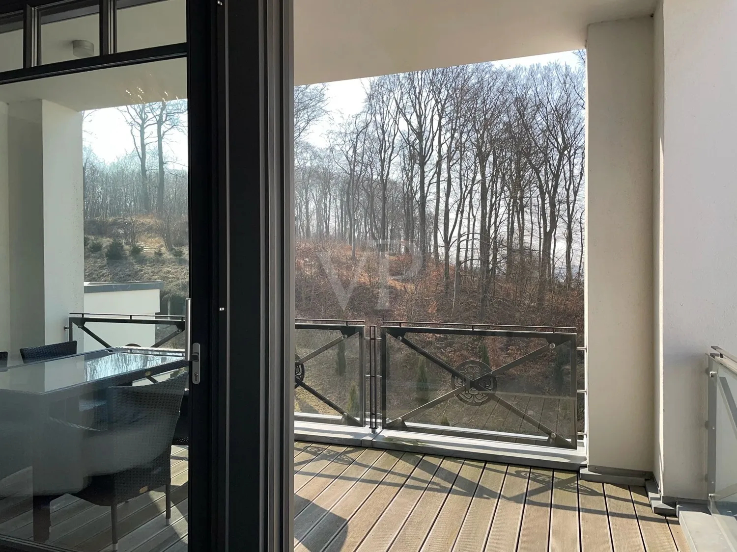 Blick vom Balkon in Garten mit Pool