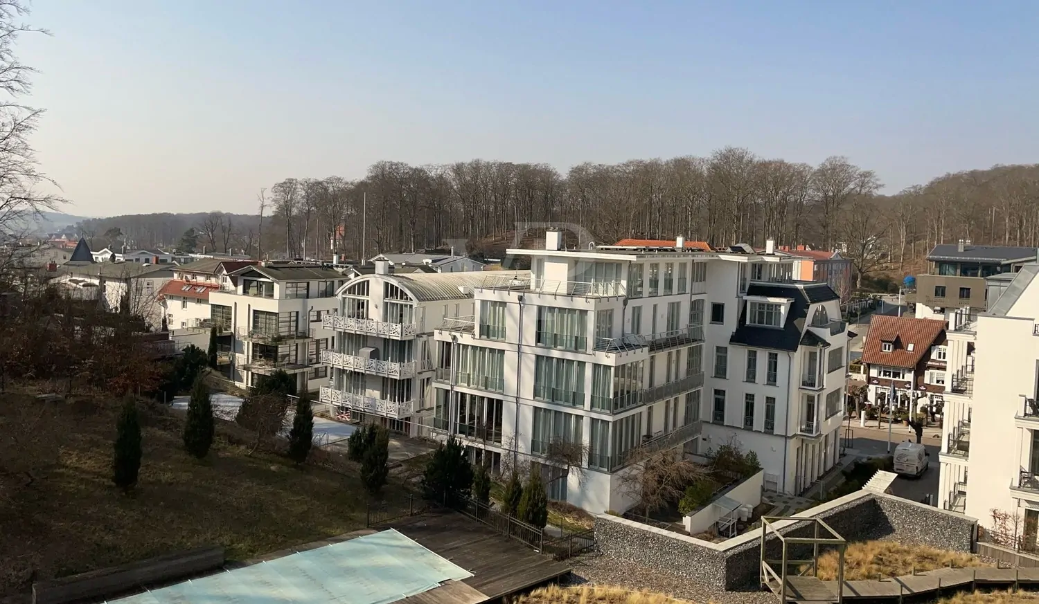 Ausblick in den Garten und Pool