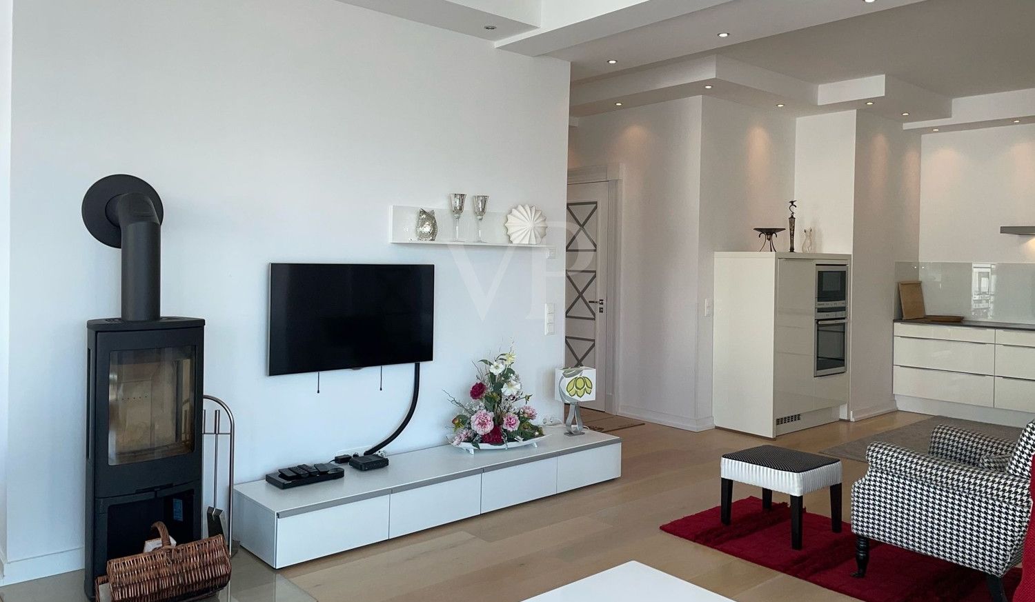 Blick von der Couch in die Wohnung mit Kamin