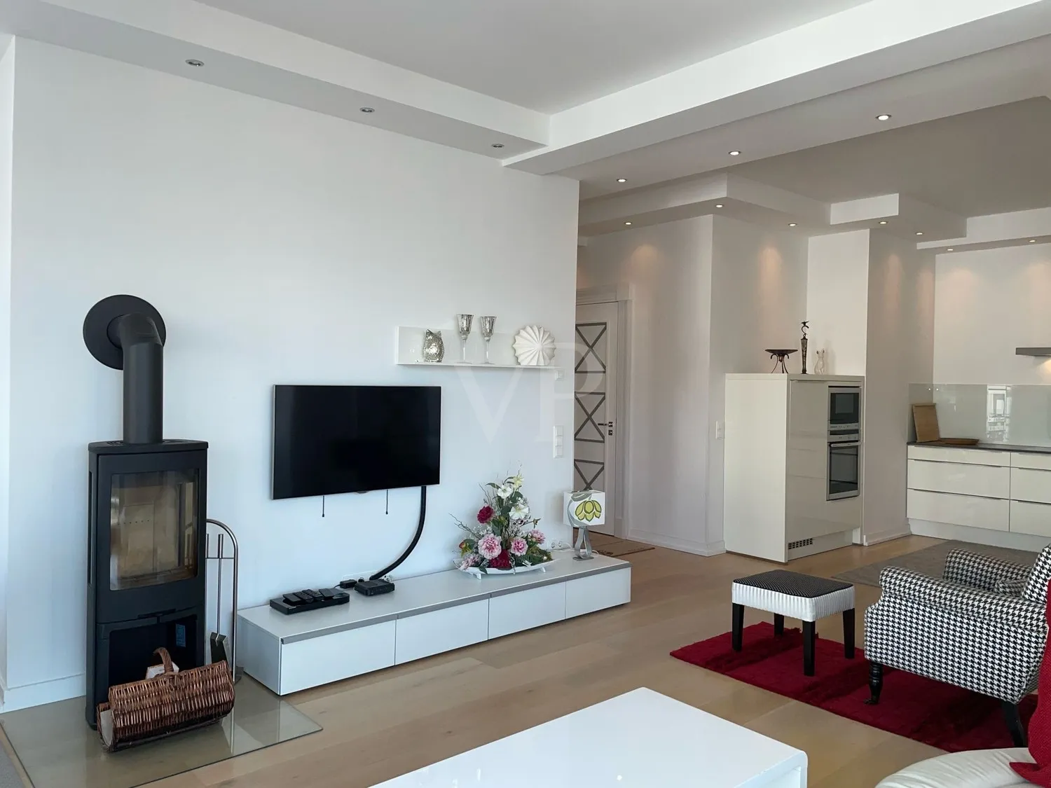 Blick von der Couch in die Wohnung mit Kamin