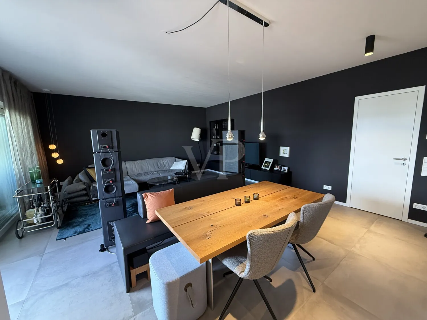 Gesamtansicht Wohn- und Esszimmer