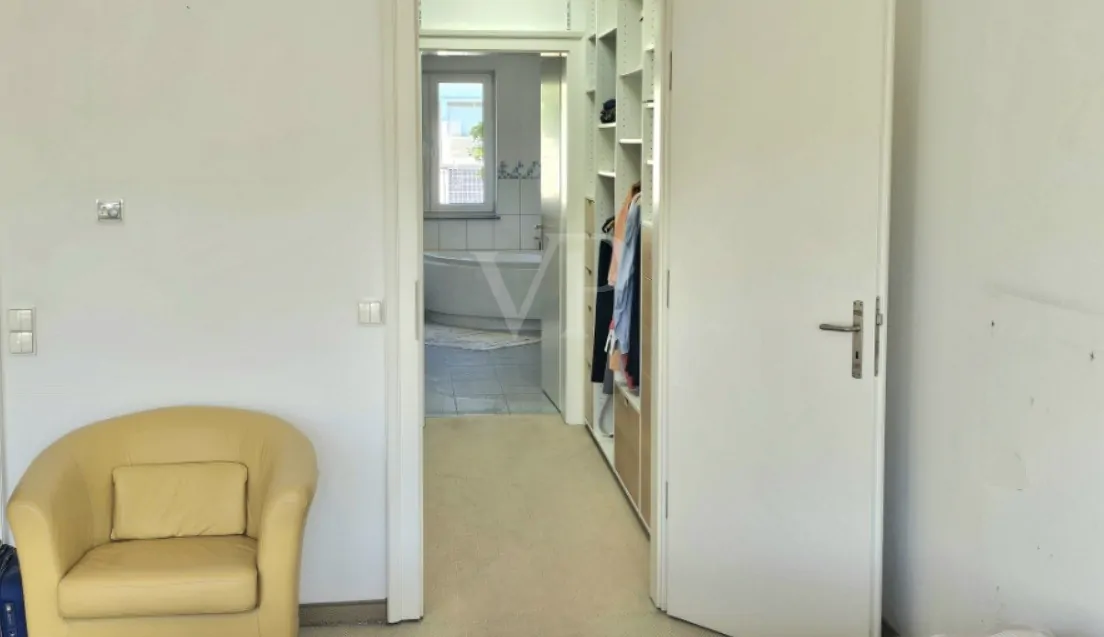 Durchgang Ankleide & Bad