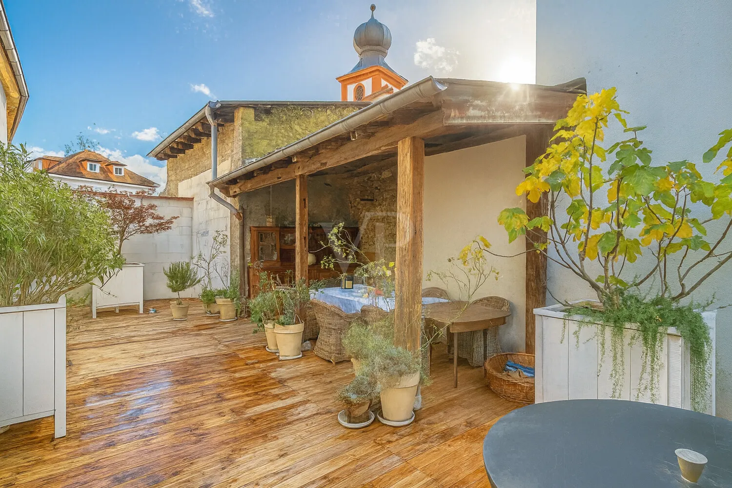 Historic main building with charm and modernity, completely renovated