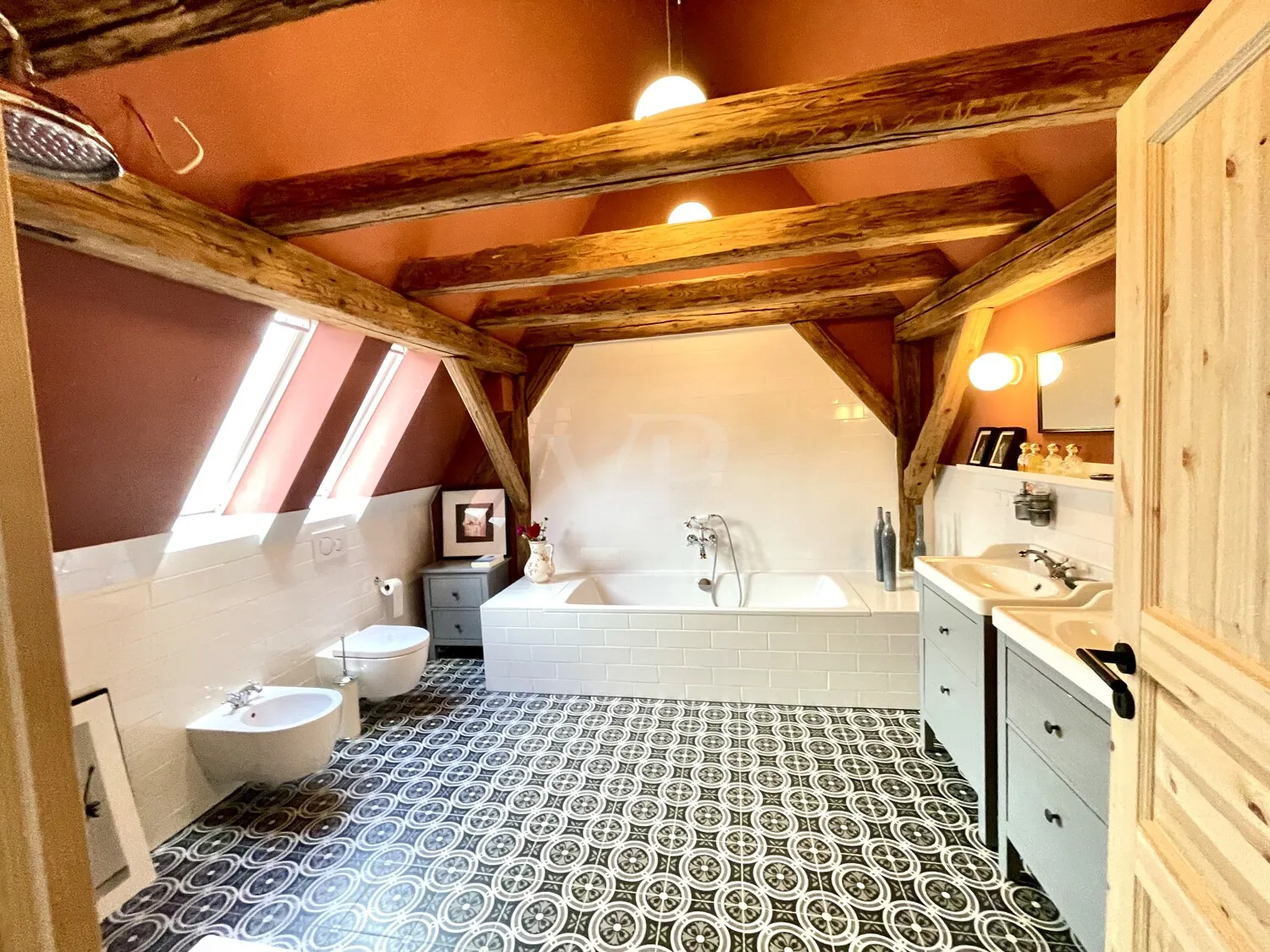 Historic main building with charm and modernity, completely renovated