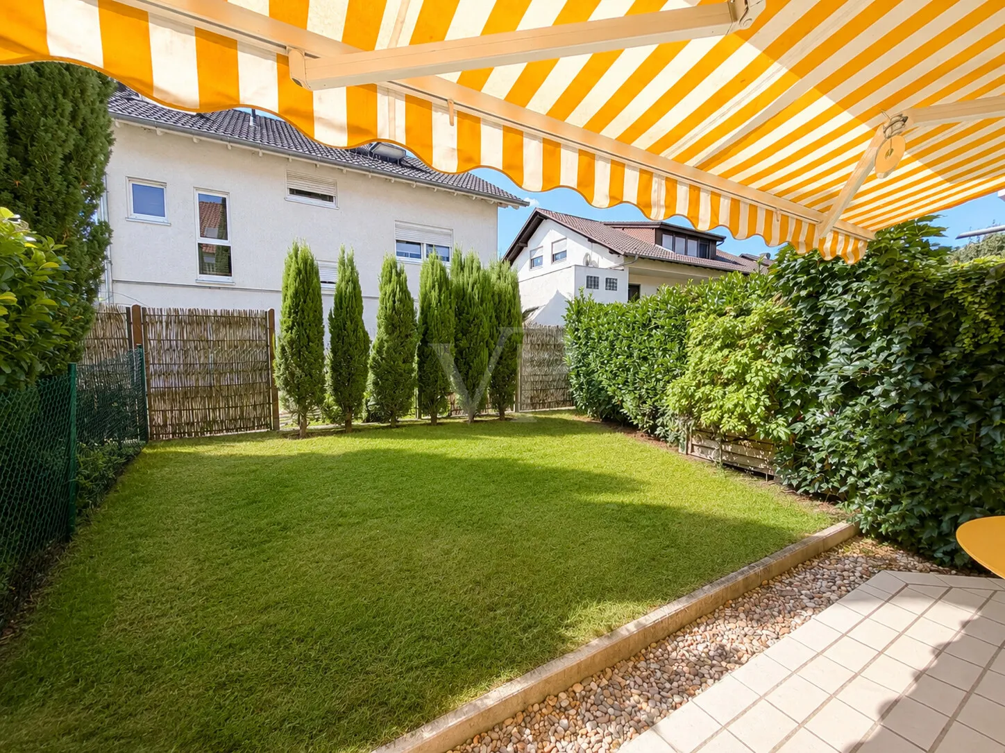 Lichtdurchflutetes Reihenmittelhaus mit Gartenidylle und stilvollem Wohnambiente