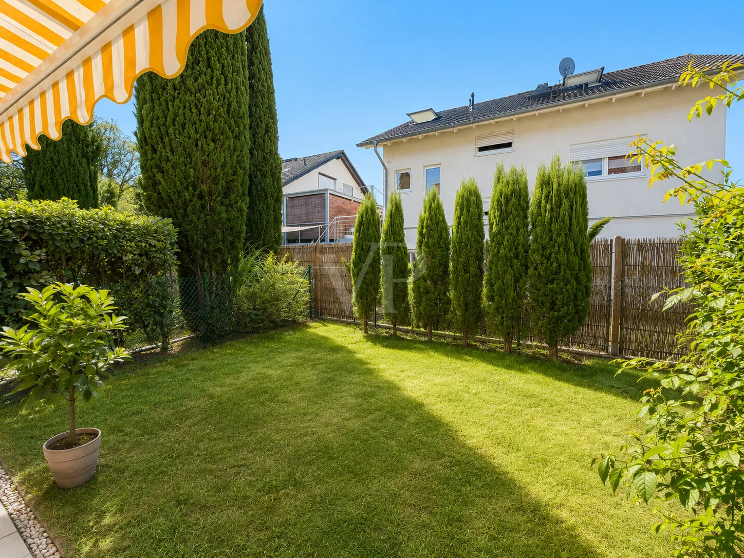 Lichtdurchflutetes Reihenmittelhaus mit Gartenidylle und stilvollem Wohnambiente