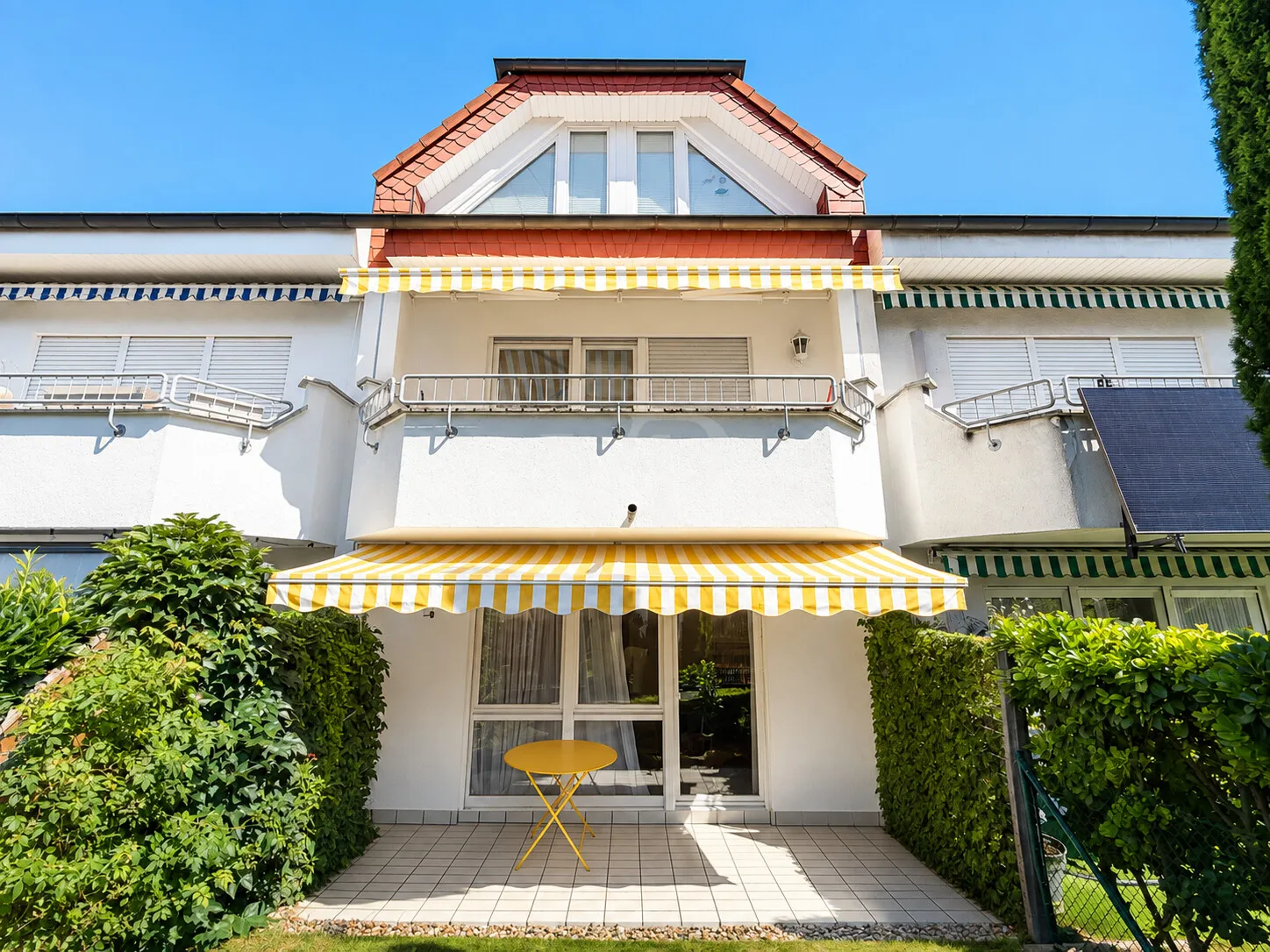 Lichtdurchflutetes Reihenmittelhaus mit Gartenidylle und stilvollem Wohnambiente