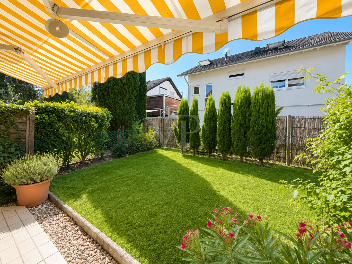 Lichtdurchflutetes Reihenmittelhaus mit Gartenidylle und stilvollem Wohnambiente