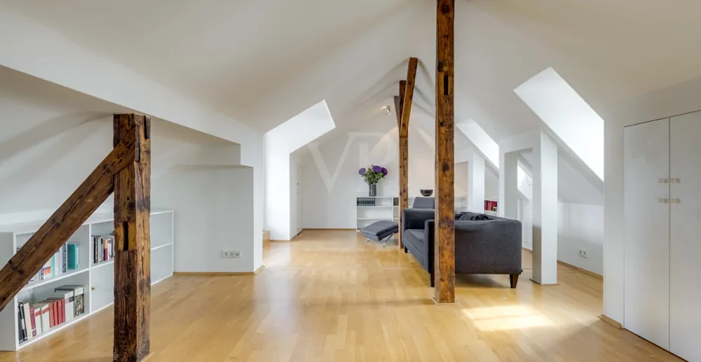 Wohnen im Charme vergangener Zeiten: Kernsanierte Denkmalwohnung mit Schlossblick