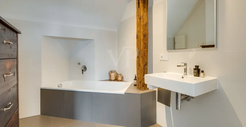 Wohnen im Charme vergangener Zeiten: Kernsanierte Denkmalwohnung mit Schlossblick