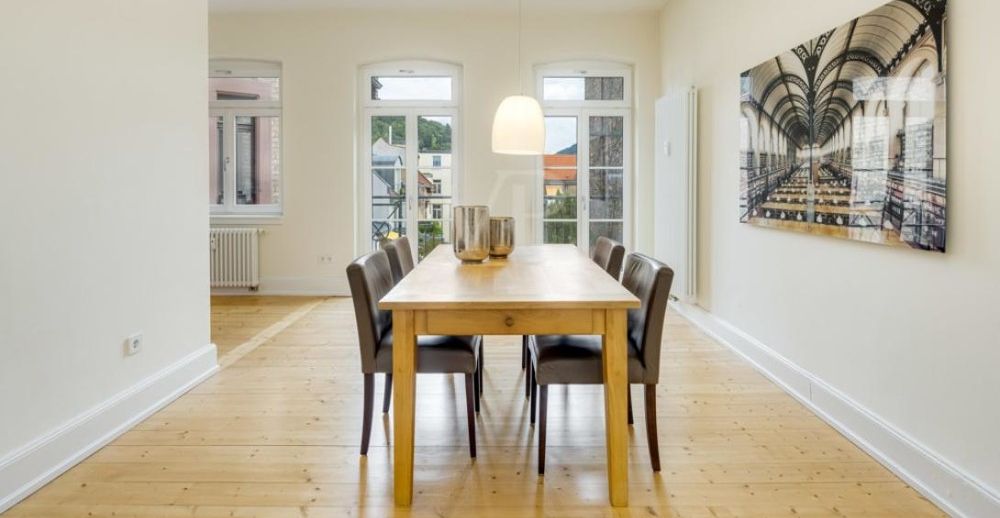 Wohnen im Charme vergangener Zeiten: Kernsanierte Denkmalwohnung mit Schlossblick