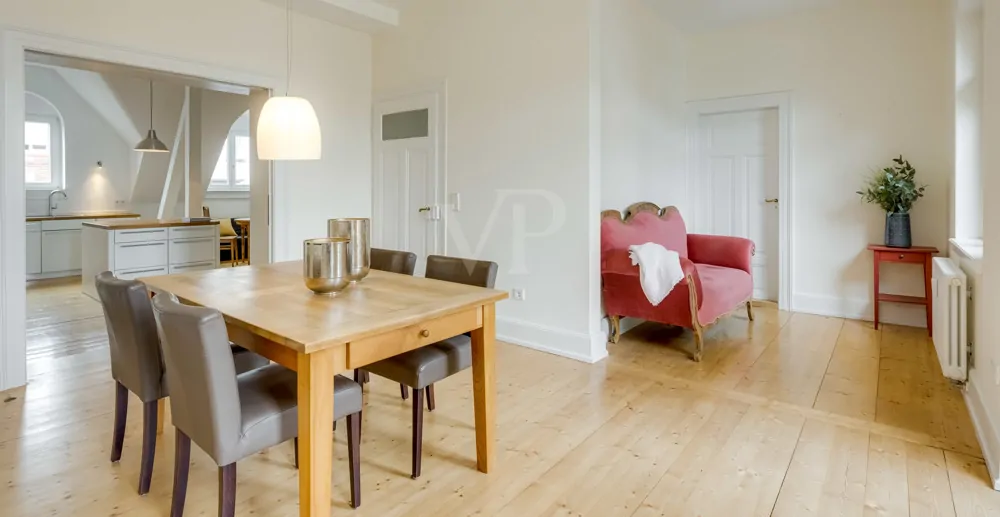 Wohnen im Charme vergangener Zeiten: Kernsanierte Denkmalwohnung mit Schlossblick