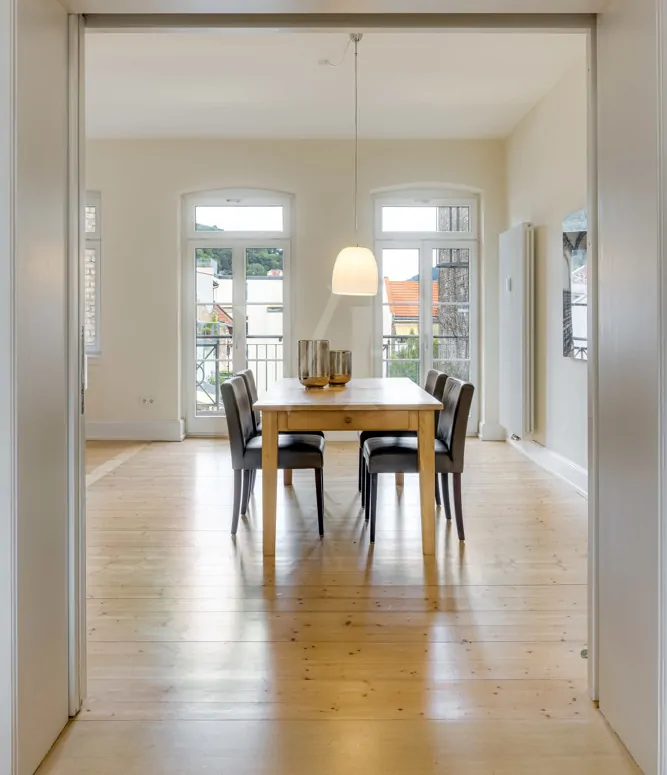 Wohnen im Charme vergangener Zeiten: Kernsanierte Denkmalwohnung mit Schlossblick