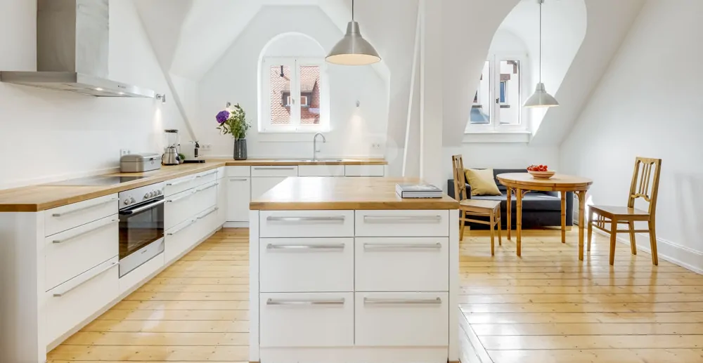 Wohnen im Charme vergangener Zeiten: Kernsanierte Denkmalwohnung mit Schlossblick