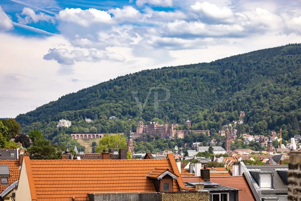Wohnen im Charme vergangener Zeiten: Kernsanierte Denkmalwohnung mit Schlossblick