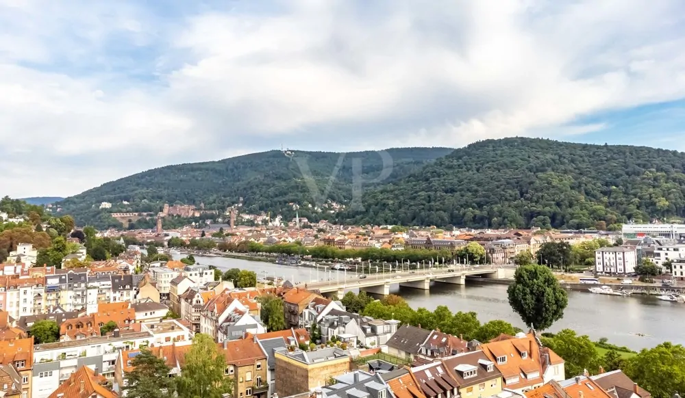 Wohnen im Charme vergangener Zeiten: Kernsanierte Denkmalwohnung mit Schlossblick