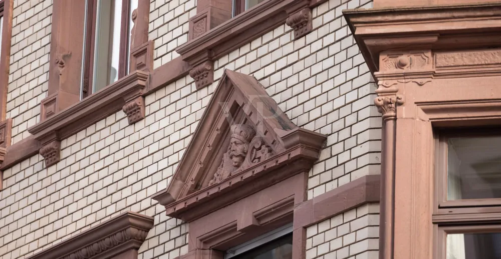 Wohnen im Charme vergangener Zeiten: Kernsanierte Denkmalwohnung mit Schlossblick