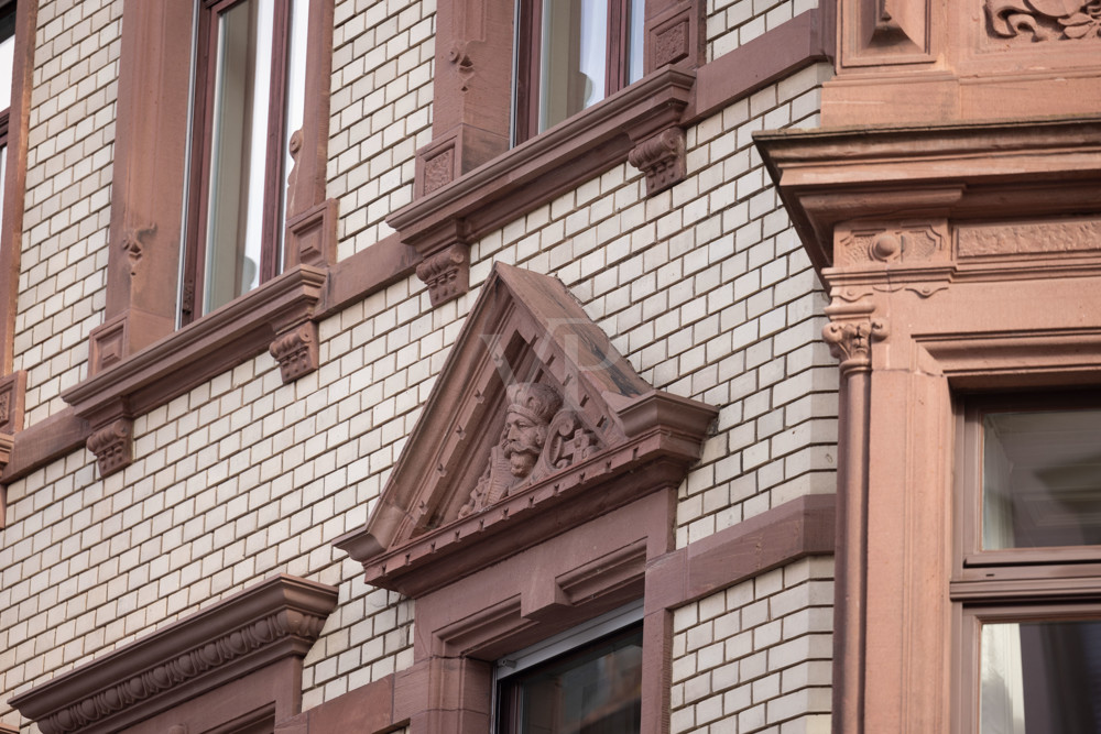 Wohnen im Charme vergangener Zeiten: Kernsanierte Denkmalwohnung mit Schlossblick