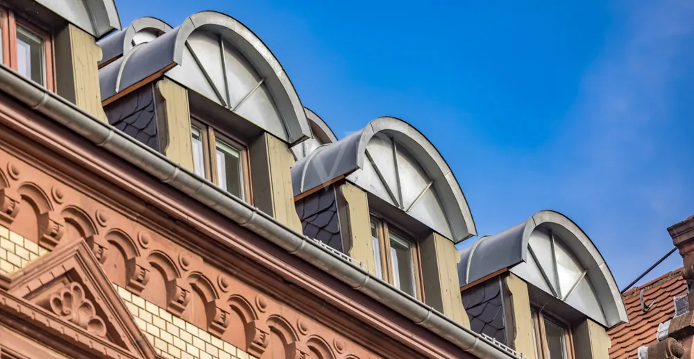 Wohnen im Charme vergangener Zeiten: Kernsanierte Denkmalwohnung mit Schlossblick