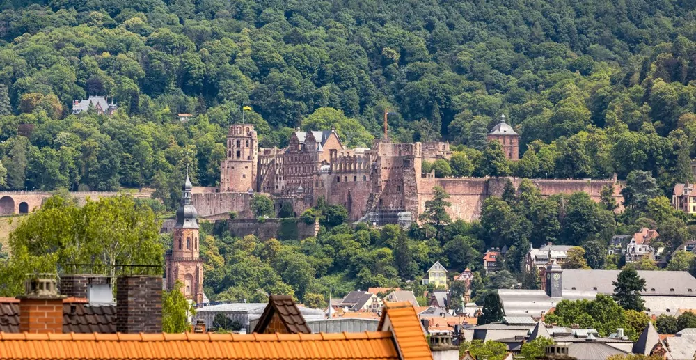 Wohnen im Charme vergangener Zeiten: Kernsanierte Denkmalwohnung mit Schlossblick