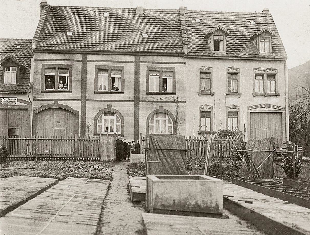 Umgebauter Vierseithof mit Potenzial: 8 Wohnungen, Garten und Stellplätzen
