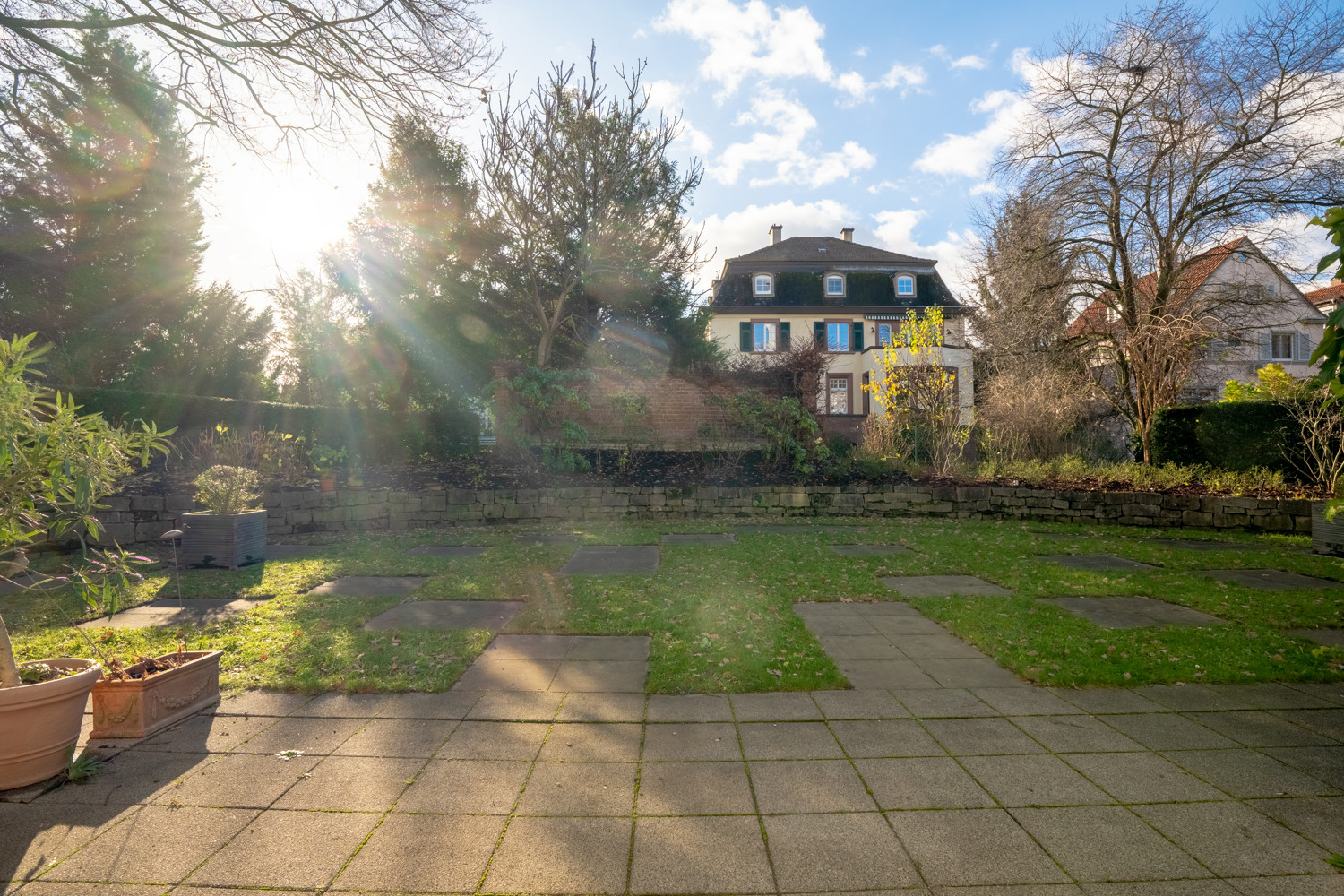 Eine Luxuswohnung mit Aufzug, die einem eleganten Bungalow entspricht.