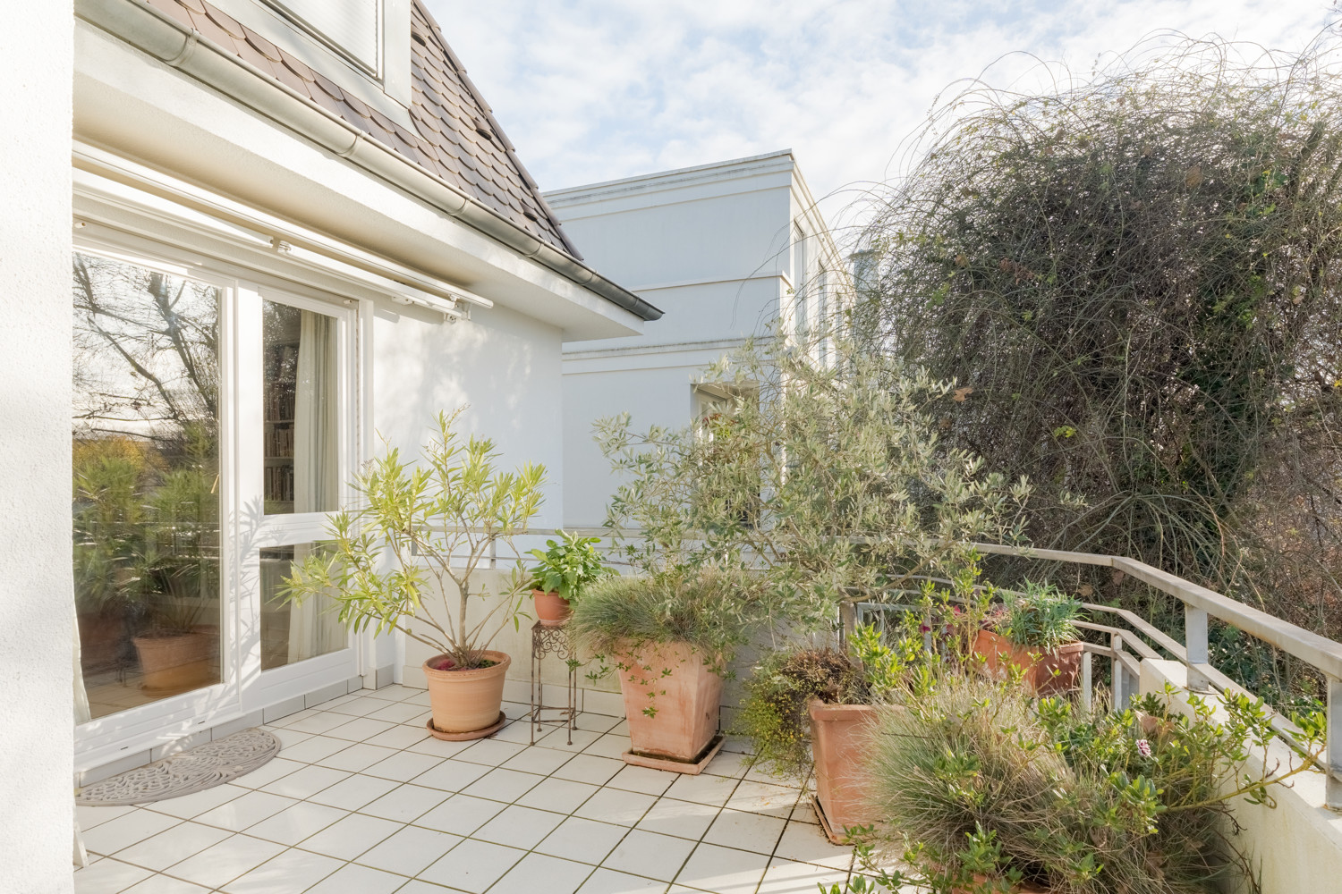 Eine Luxuswohnung mit Aufzug, die einem eleganten Bungalow entspricht.