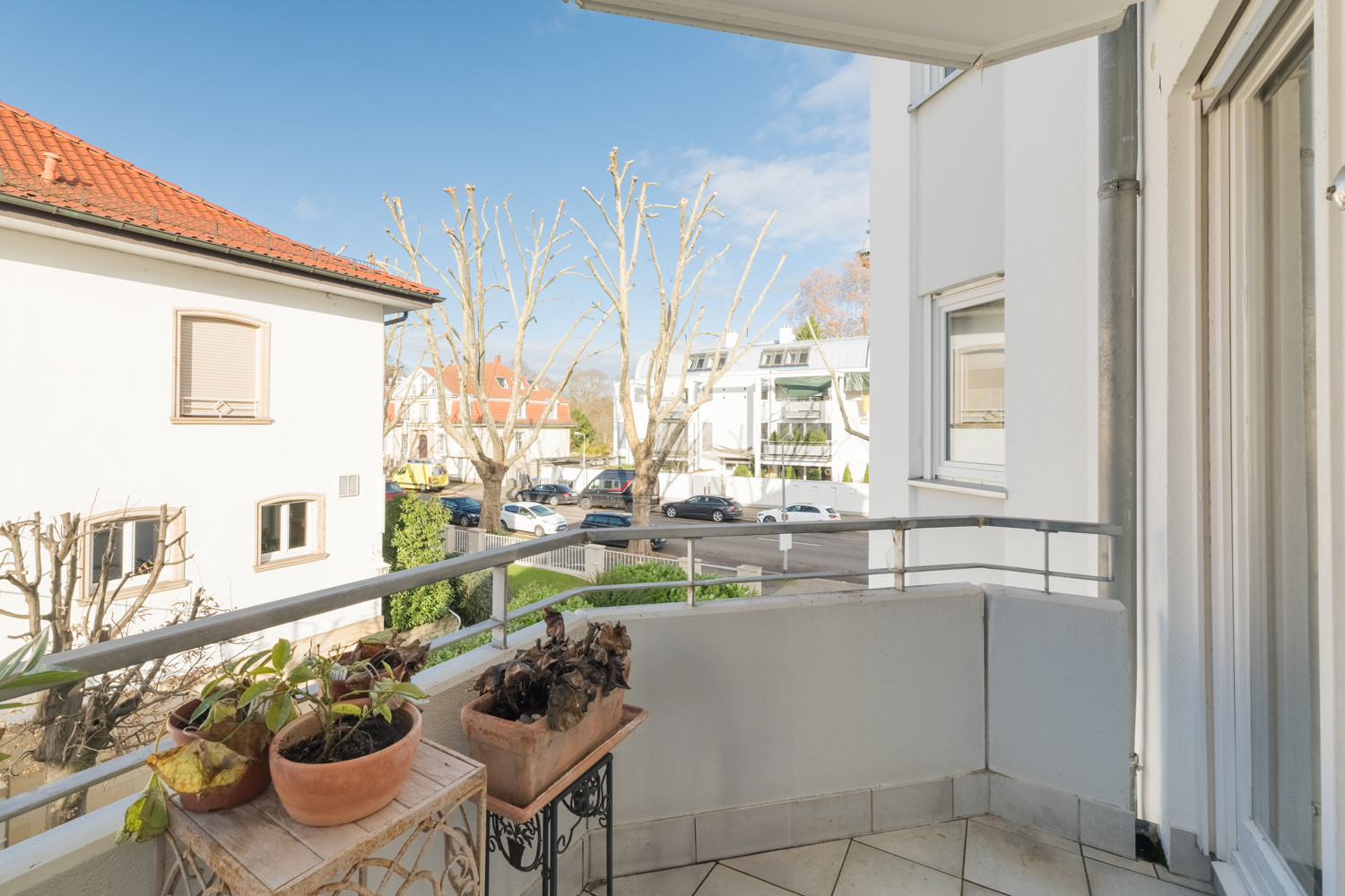 Eine Luxuswohnung mit Aufzug, die einem eleganten Bungalow entspricht.