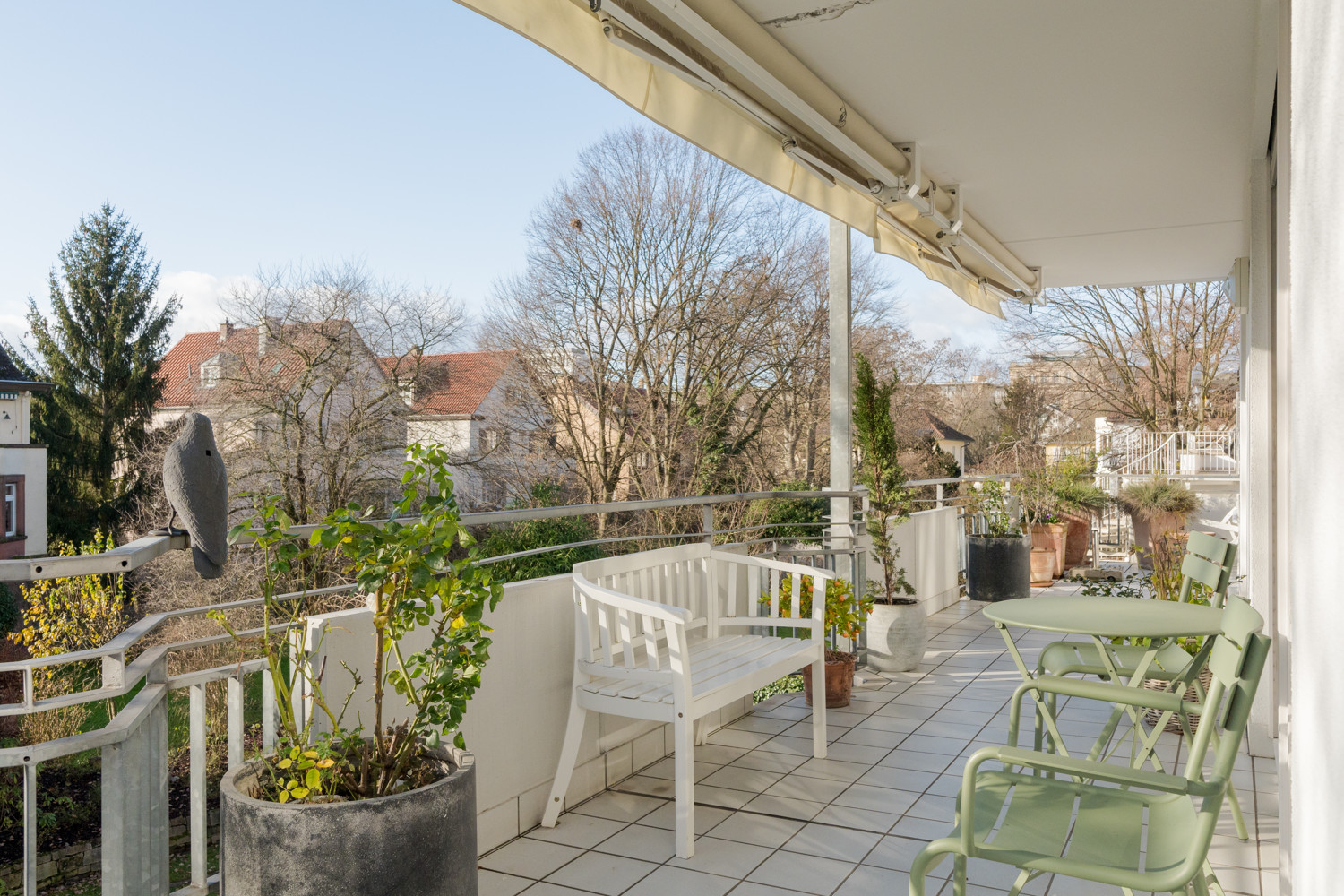 Eine Luxuswohnung mit Aufzug, die einem eleganten Bungalow entspricht.