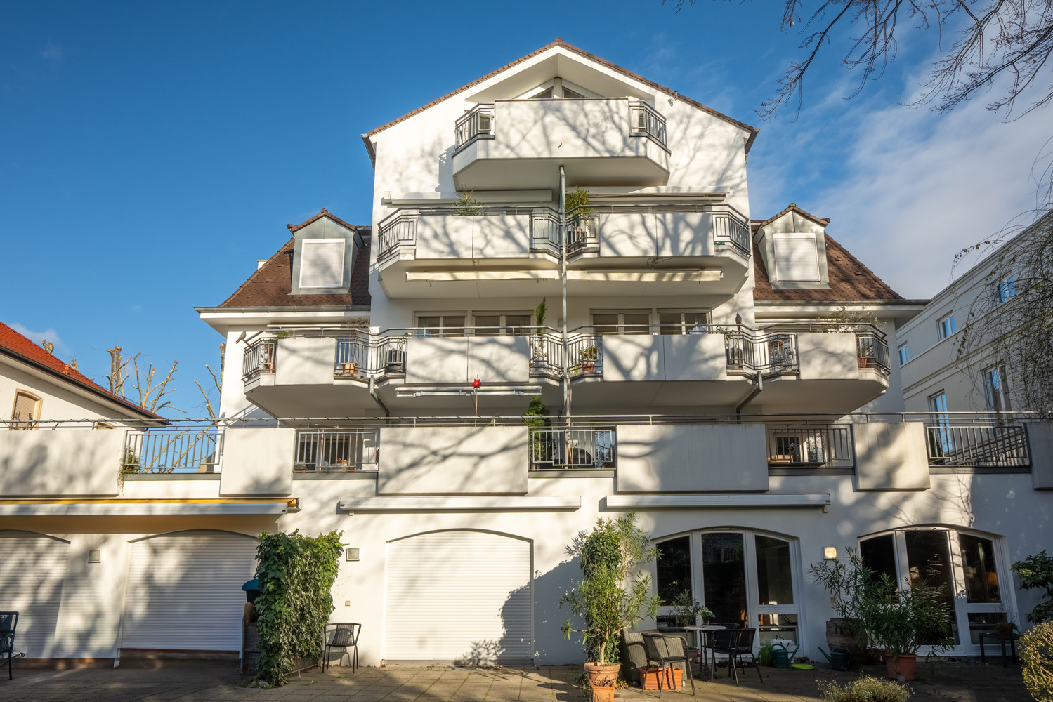 Eine Luxuswohnung mit Aufzug, die einem eleganten Bungalow entspricht.