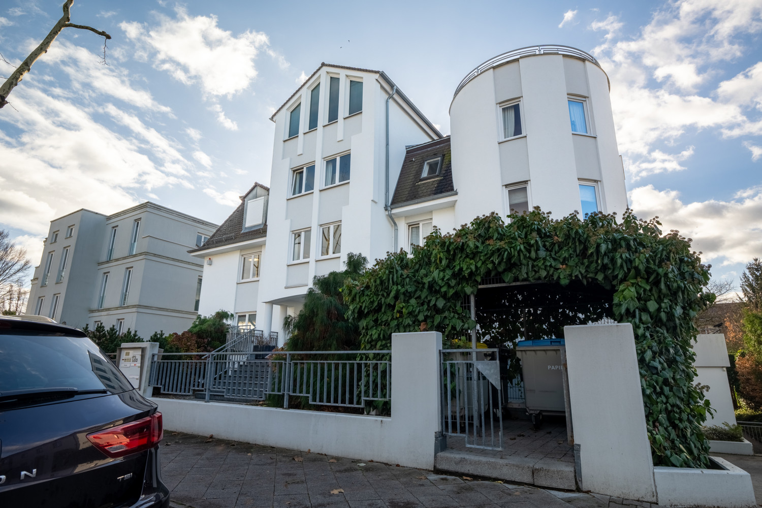 Eine Luxuswohnung mit Aufzug, die einem eleganten Bungalow entspricht.