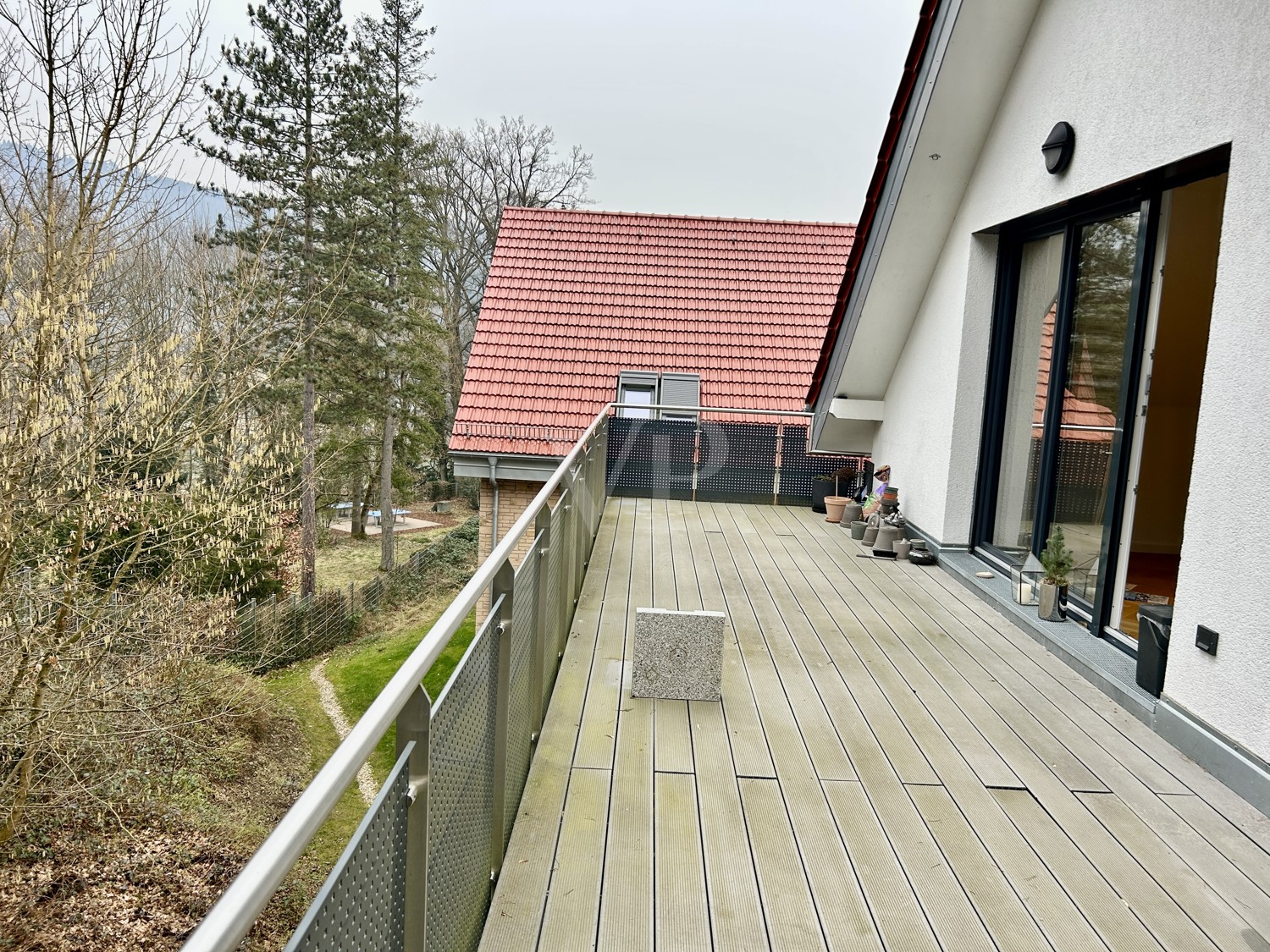 Moderne KFW55-Wohnung mit Dachterrasse und Blick ins Grüne in Traumlage!