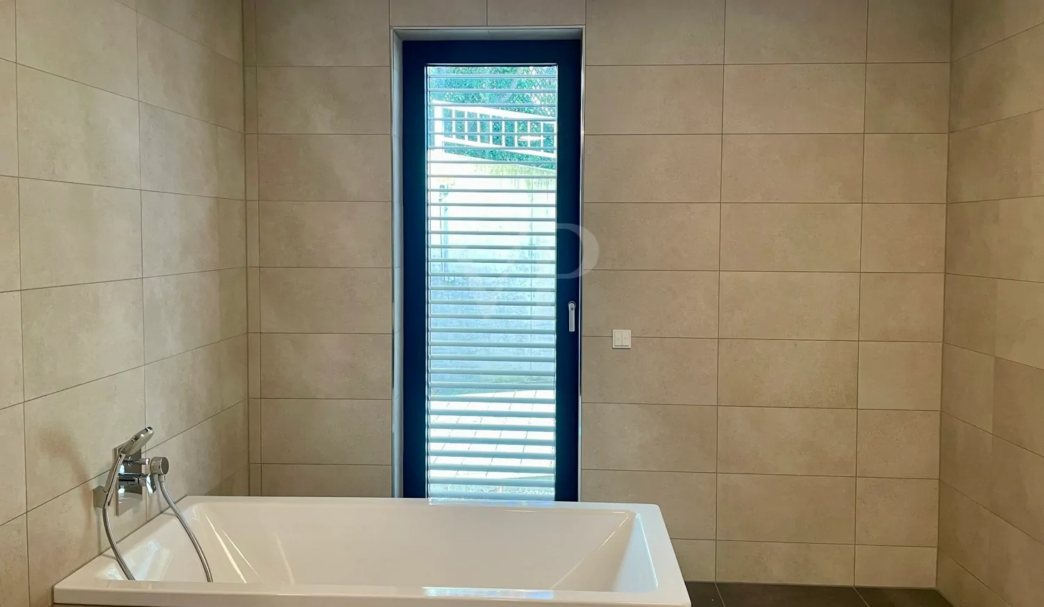 „Neubau von 2019: Stilvolle 3-Zimmer-Wohnung mit Gartennutzung“