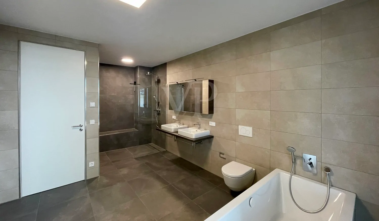 „Neubau von 2019: Stilvolle 3-Zimmer-Wohnung mit Gartennutzung“