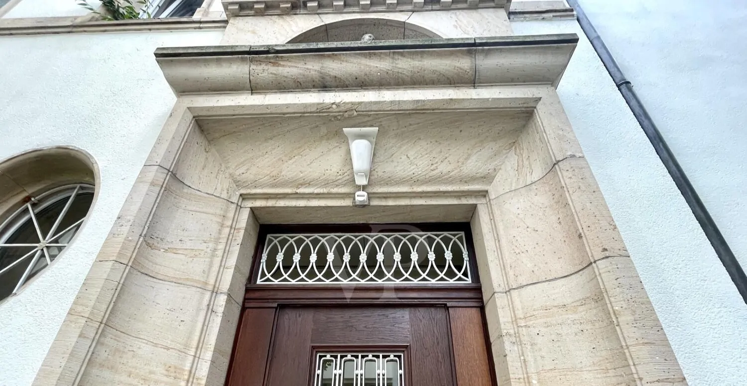 Exklusive Etagenwohnung mit Balkon und Wintergarten in bester Oststadtlage