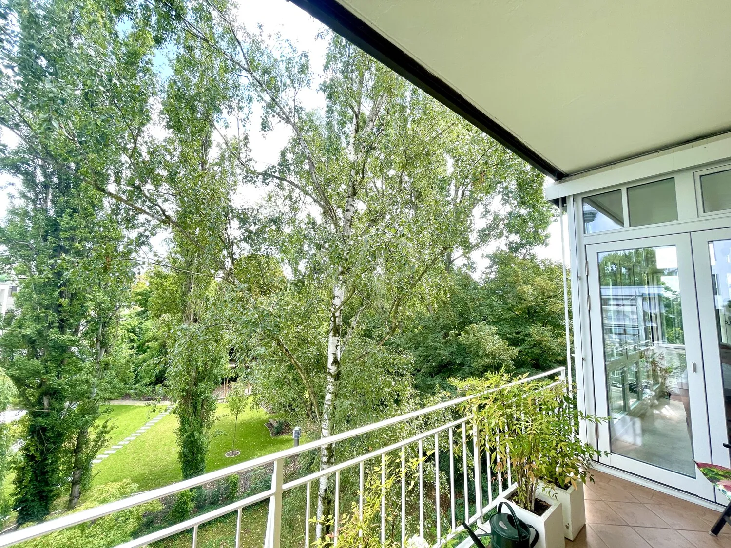 Luxurious first floor apartment with balcony in the immediate vicinity of Luisenpark