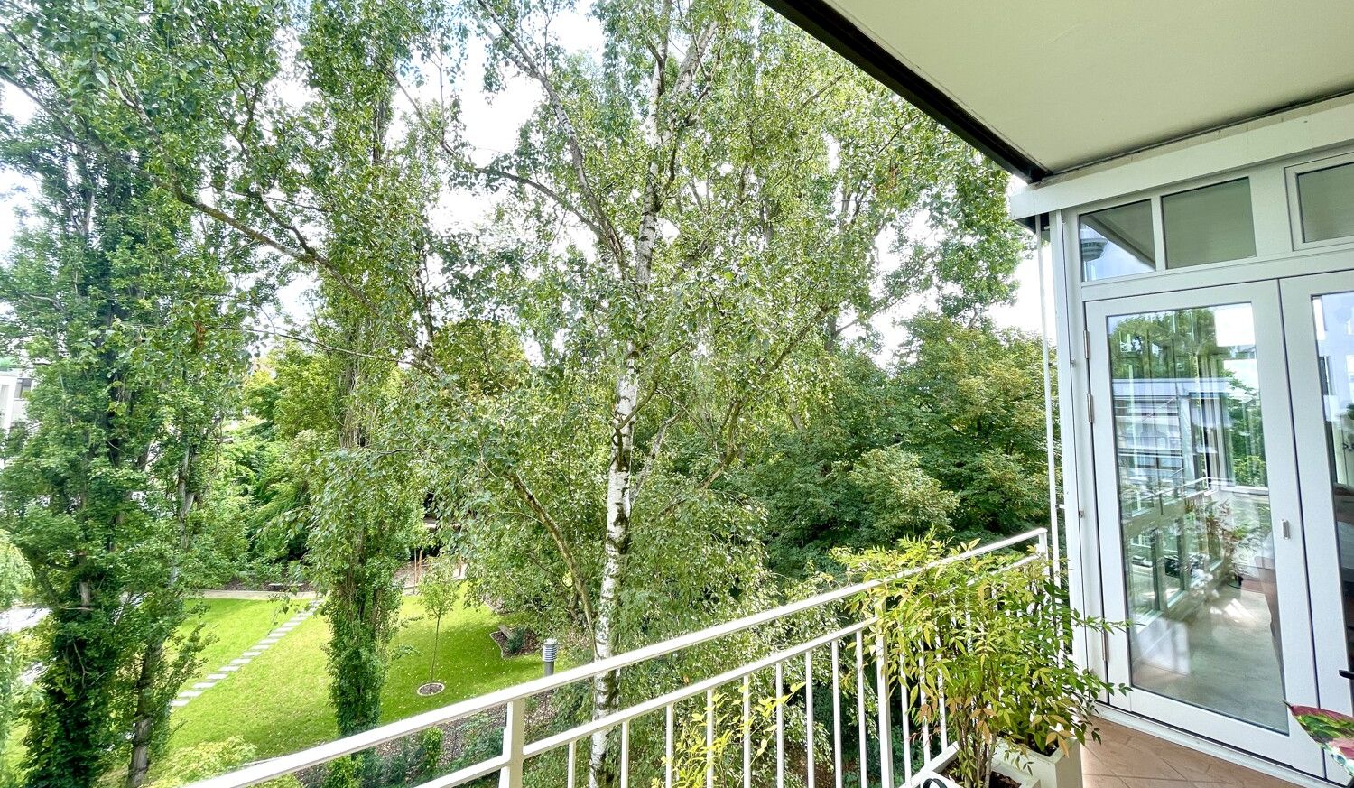 Exklusive Etagenwohnung mit Balkon und Wintergarten in bester Oststadtlage