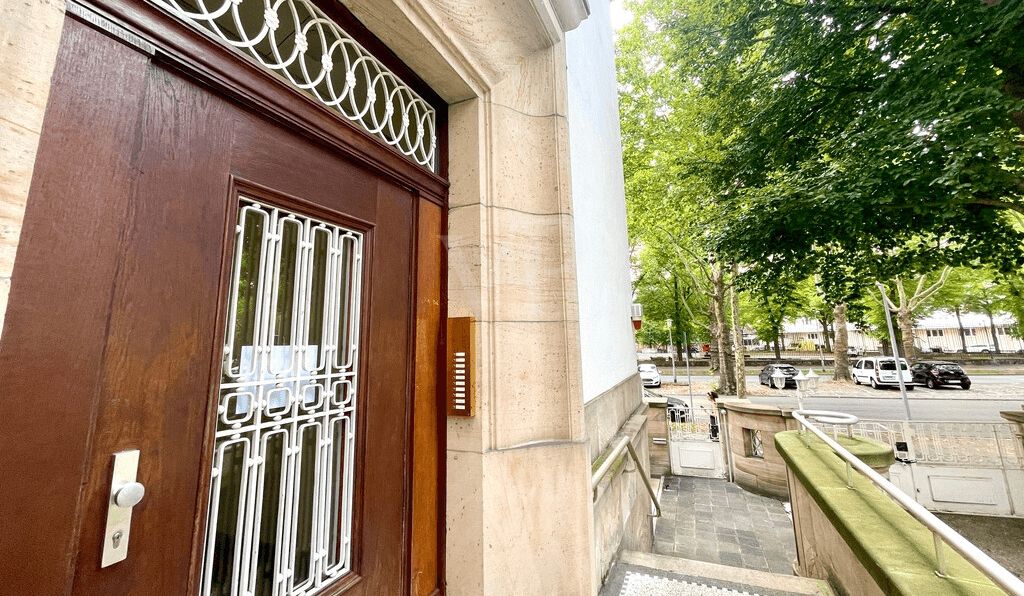 Exklusive Etagenwohnung mit Balkon und Wintergarten in bester Oststadtlage